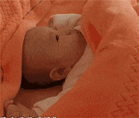 睡觉醒来不哭不闹的宝宝，看到妈妈后甜甜的笑了