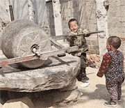 农村的土小孩真的好养活，不会轻易闹脾气，摔倒爬起来就好了
