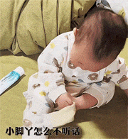穿不上袜子的小宝宝，这小脚丫咋就不听话呢