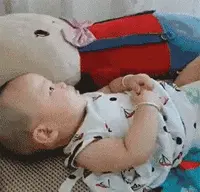 睡醒不哭不闹的宝宝太让人省心了，还跷二郎腿静等爸妈