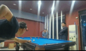 这哥们力气真大，把台球杆扎进了墙里