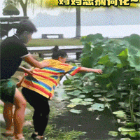 妈妈让儿子拽着衣服去摘荷花，结果脚下一滑，双双落入水里