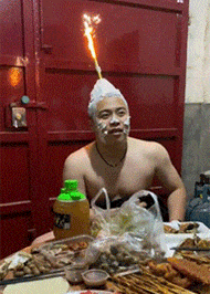 生日寿星头上点蜡烛，举起双手比个耶