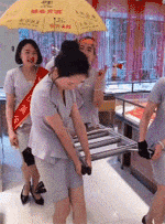实体店生意清淡，闲得无聊的店员一起表演娘娘出宫