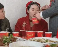 结个婚太累了，新娘累得吃东西都能睡着