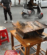 这鱼是有九条命么？已经放锅里还在垂死挣扎，老板都吓坏了