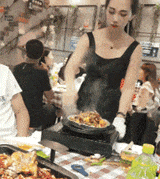 吃个饭如此惊心动魄，美女随手一挥，瞬间冒起熊熊大火