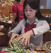 能徒手掰断菠萝的美女，这力度就问你服不服