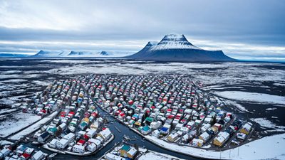冰岛城镇的惊美雪景