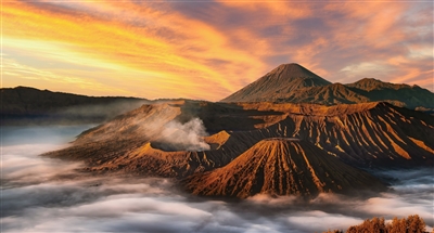 云雾缭绕的山顶美景