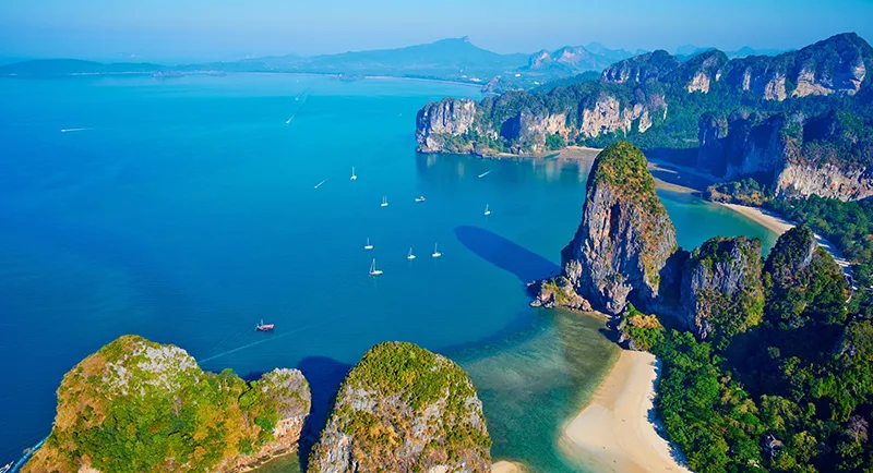 碧水环礁石，海岛藏清风