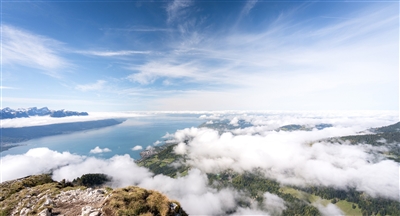 站在山巅，看云海漫过山河湖海