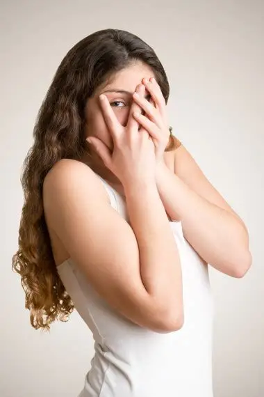 女生捂脸偷偷张望图片，害羞偷看人物表情包