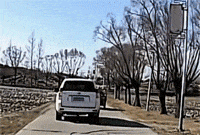农村小路谨慎超车，三轮车随意左转出事故