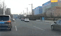 你没看错，这二货司机就这样在路中间旁若无人的逆行