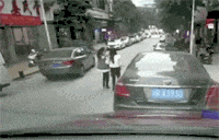 两女生在马路上被司机倒车撞翻，这样的马路杀手真不适合开车