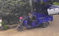 小车转弯撞到路边停着的三轮车，真是祸从天降