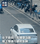 女子骑自行车横穿马路被撞倒，希望下次再别这样了