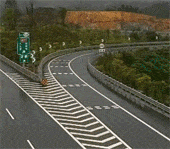雨天高速路口未提前减速，结果造成车辆失控撞护栏