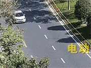 骑电动车逆行撞上小车，受伤害的还是自己