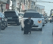 大爷凭实力堵路，司机们默默排队，喇叭都不敢按