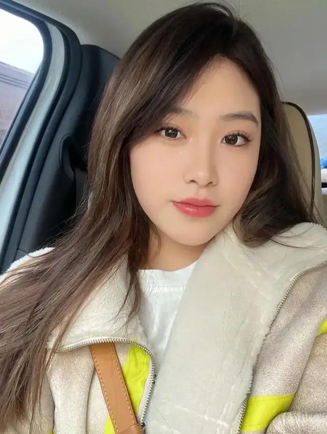 坐在车里自拍的美女，真的是美丽动人