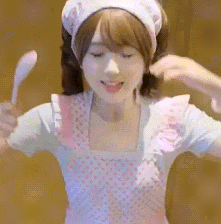 顽皮可爱的小美女，快来一起玩吧