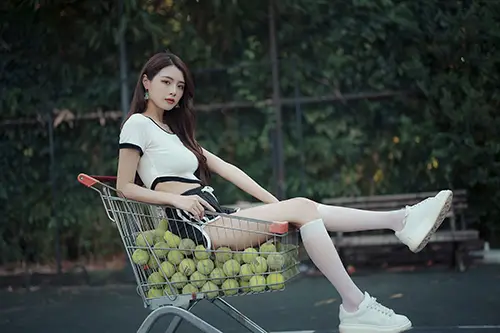 装满网球的购物车，是运动少女的浪漫