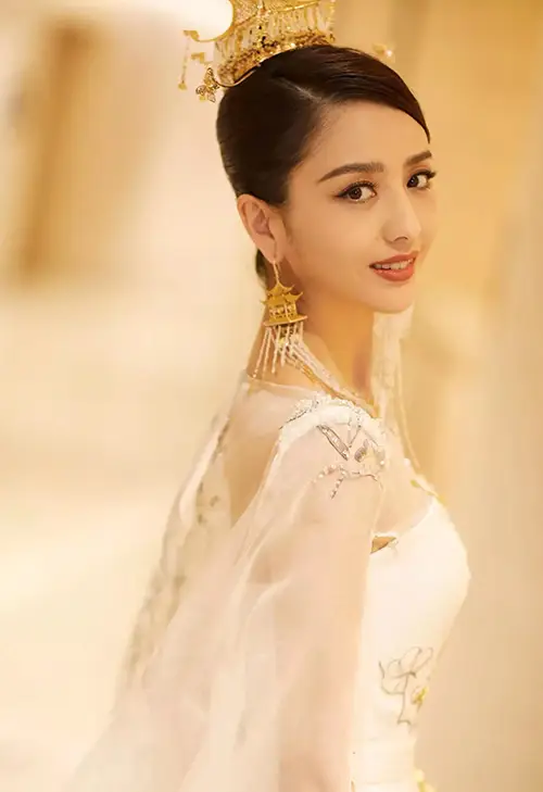 金冠白纱，是独属于东方女人的浪漫与贵气
