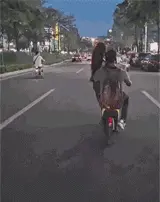 骑个共享车也能抱得女人归，此时的单身狗内心被暴击万次