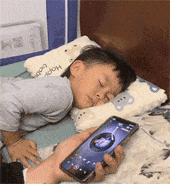 睡觉的小朋友听到音乐瞬间清醒，赶紧站起来跳舞