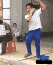 这位同学跳舞毫无美感，属于不会硬跳