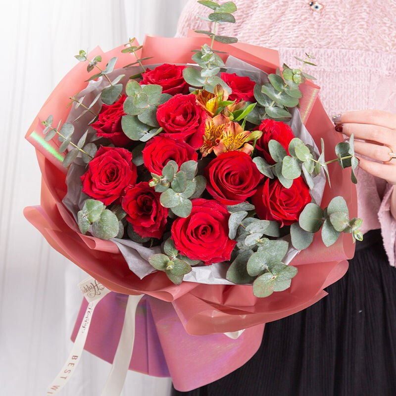 鲜花赠佳人，花美人更美