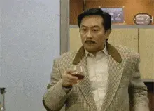 港剧大叔豪爽喝红酒的动图，看到美女激动不已