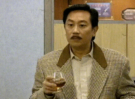 港剧大叔豪爽喝红酒的动图，看到美女激动不已