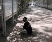轻轻把坐滑板的闺蜜踢向路边，一不小心被撞翻