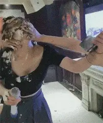 这生日真的是让人终身难忘啊！脸上被人抺满了蛋糕